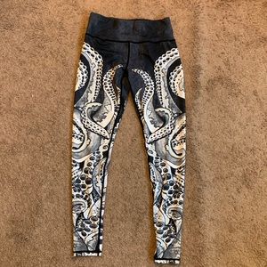 Athletic patterned leggings